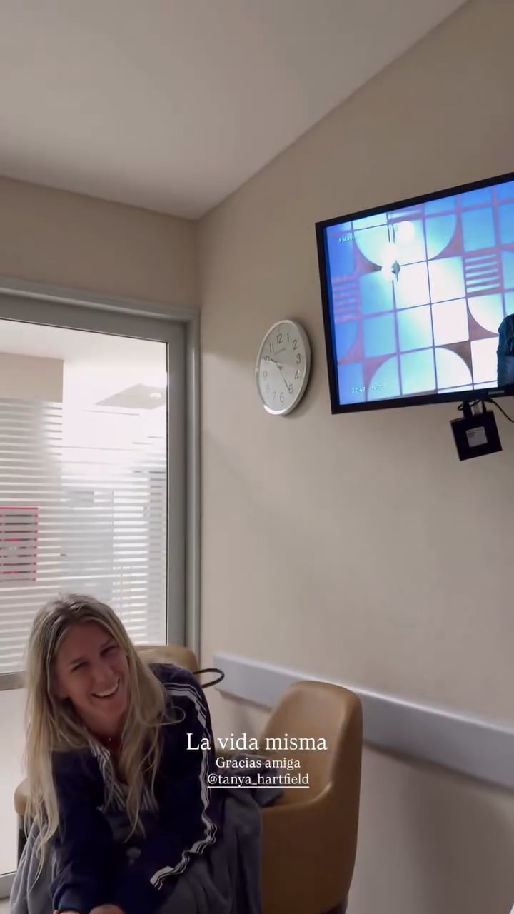 En la primera imagen compartida, Zaira Nara se muestra con su amiga Tanya HartField, mientras en la pantalla se puede ver su participación en Masterchef (Instagram)