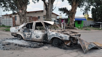 El auto incendiado de la