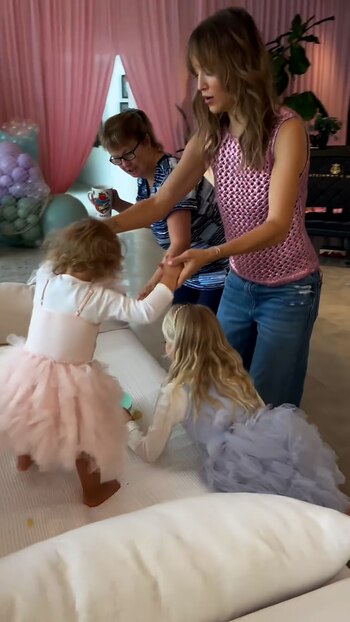 Junto a su hija más