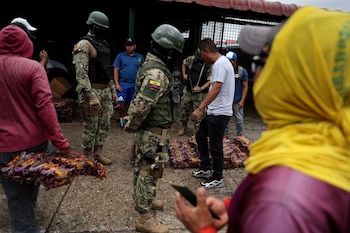 Soldados armados patrullan en una