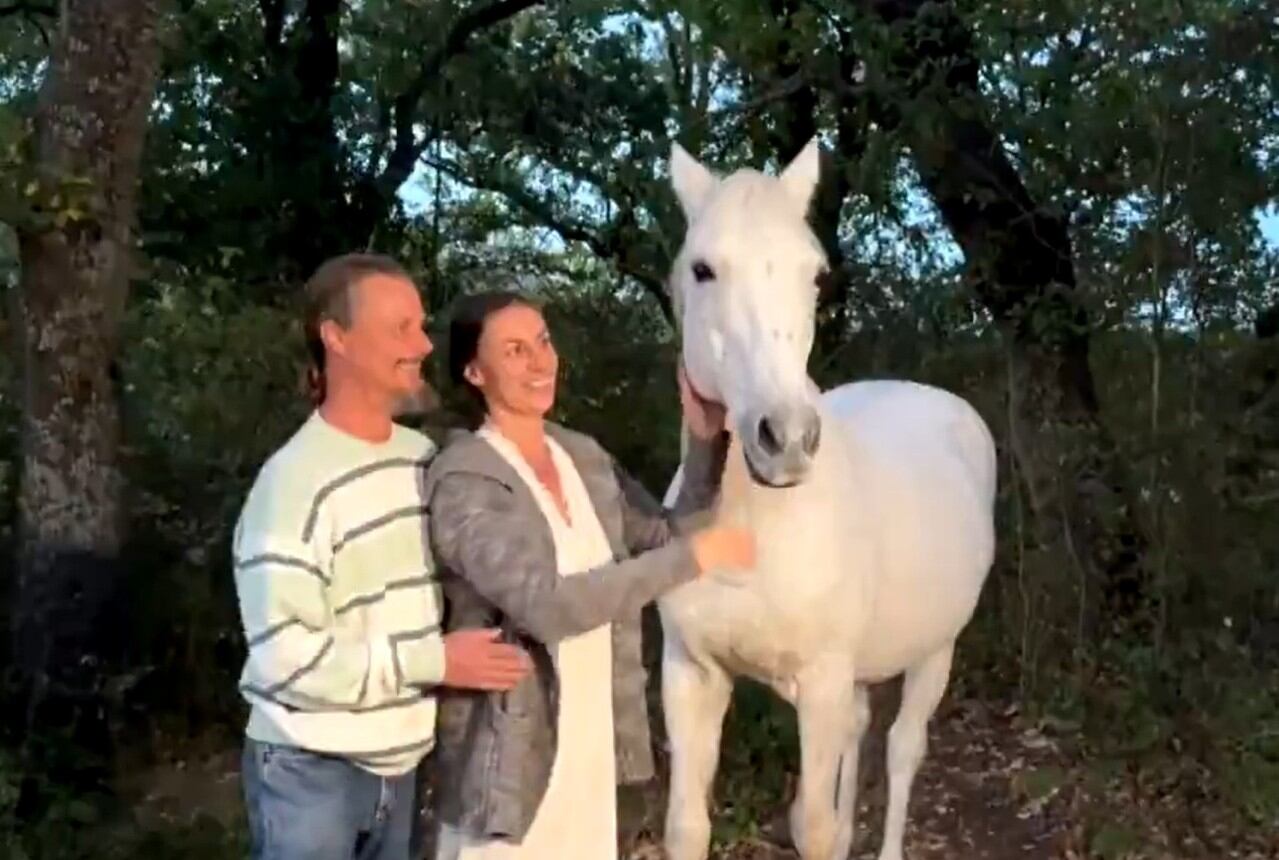 Nathan Trevallion y Catherine Birmingham. Trevallion permanece en la casa familiar mientras sus tres hijos fueron trasladados a una casa de acogida junto a su madre. (Rai TG3/Captura de pantalla/)