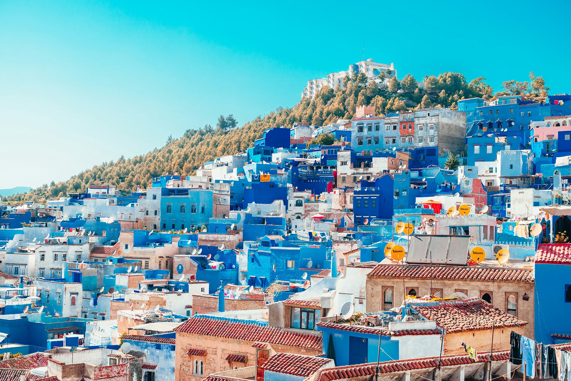 Las casas pintadas de azul se extienden sobre la ladera de la montaña en la medina de Chefchauen, en el norte de Marruecos. (Unsplash)