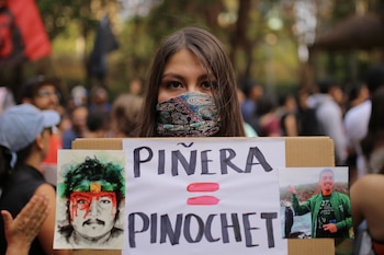 Una manifestante muestra un cartel