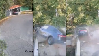 Tesla sale volando en Cuajimalpa tras chocar contra una casa y termina en una vialidad inferior