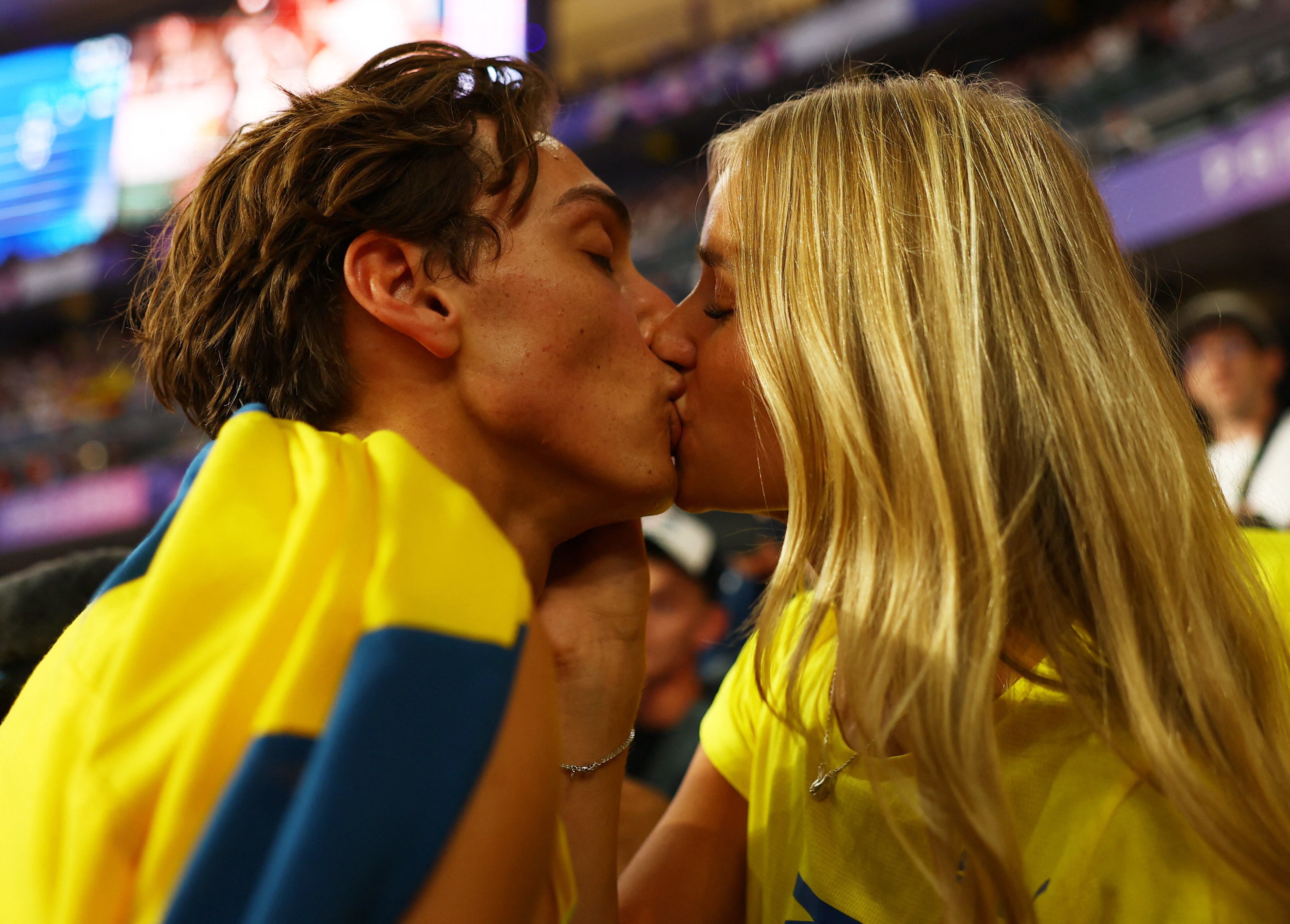 Desiré Inglander suele acompañar a Mondo Duplantis durante sus competencias (REUTERS/Kai Pfaffenbach)