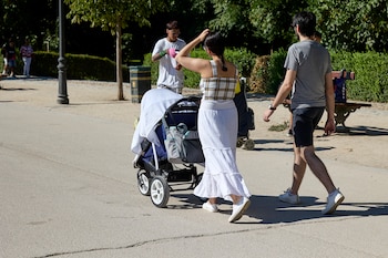 Una pareja pasea con un