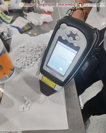 En el análisis químico se encontraron estas dos sustancias que no correspondían con el contenido anunciado en los envases Foto: Aduanas