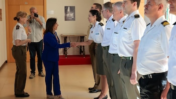 Robles destaca al Centro Militar de Farmacia como "herramienta esencial" para la seguridad nacional y la salud pública