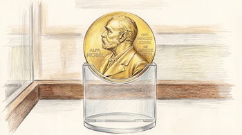 Ilustración a lápiz de color de una medalla dorada con efigie de perfil colocada en un soporte transparente dentro de una vitrina.