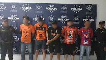 Los incidentes se registraron el 29 de marzo de 2026 en las inmediaciones del estadio Juan Francisco Barraza, tras un partido de alta rivalidad en San Miguel. (Cortesía: PNC de El Salvador)