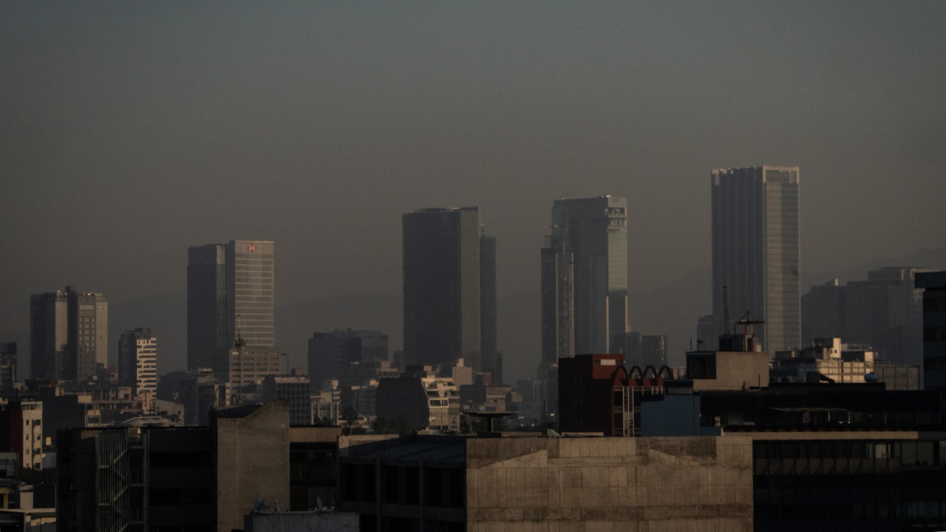 Expertos recomiendan mantener la actividad física al aire libre, pero elegir rutas con menos tráfico y controlar la calidad del aire en días críticos. (Jenifer Nava/Infobae)