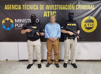 La ATIC captura al maestro dentro del un centro básico por una denuncia contra una alumna.
