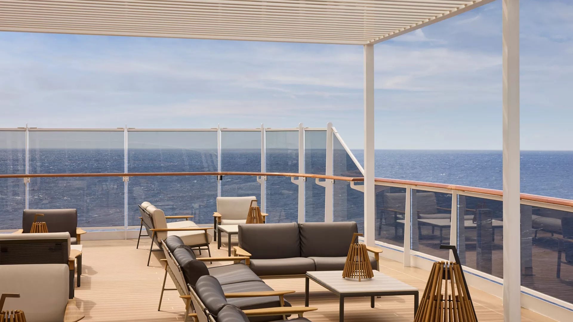El crucero Explora I ofrece cinco piscinas climatizadas, seis restaurantes internacionales, doce bares y lounges, y 461 suites con vistas panorámicas al mar.(explorajourneys.com)
