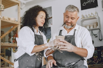 Dos personas trabajan en un taller de cerámica. (Freepik)