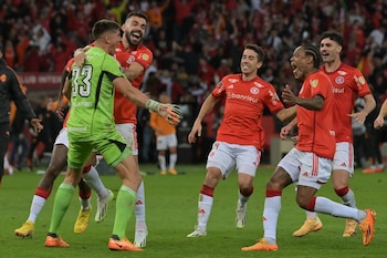 Sergio Rochet festeja la victoria de Inter ante River tras anotar el último penal de la serie (NELSON ALMEIDA / AFP)