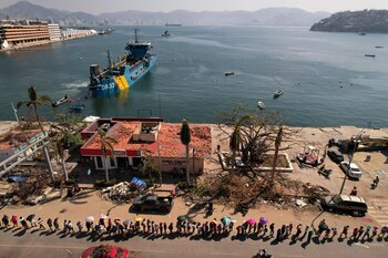 La gente hace fila para