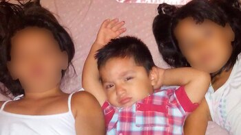 Bastián con sus hermanas, a