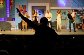 Jorge Rial saluda al público