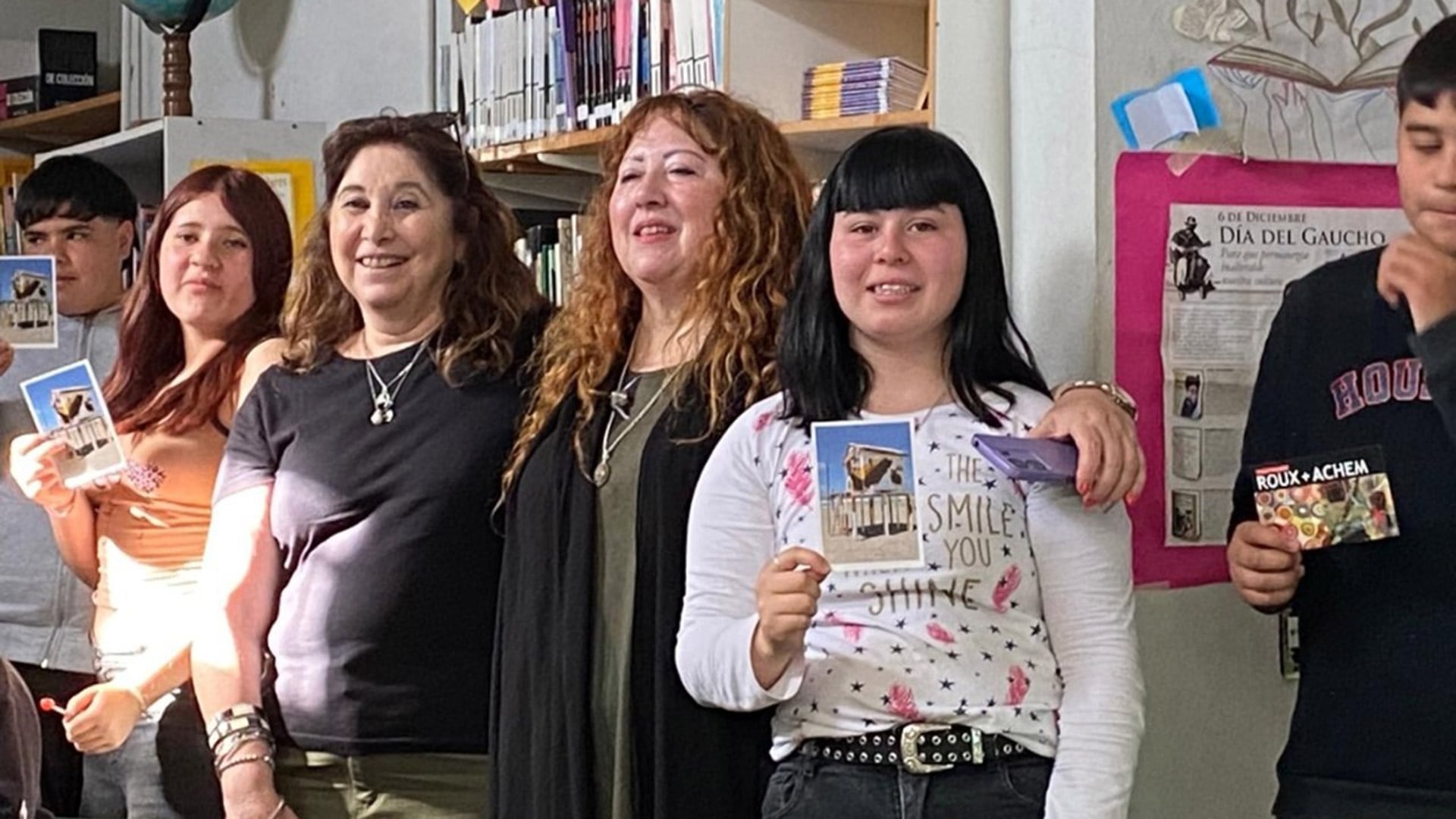 La docente junto a un grupo de alumnos en Pinamar