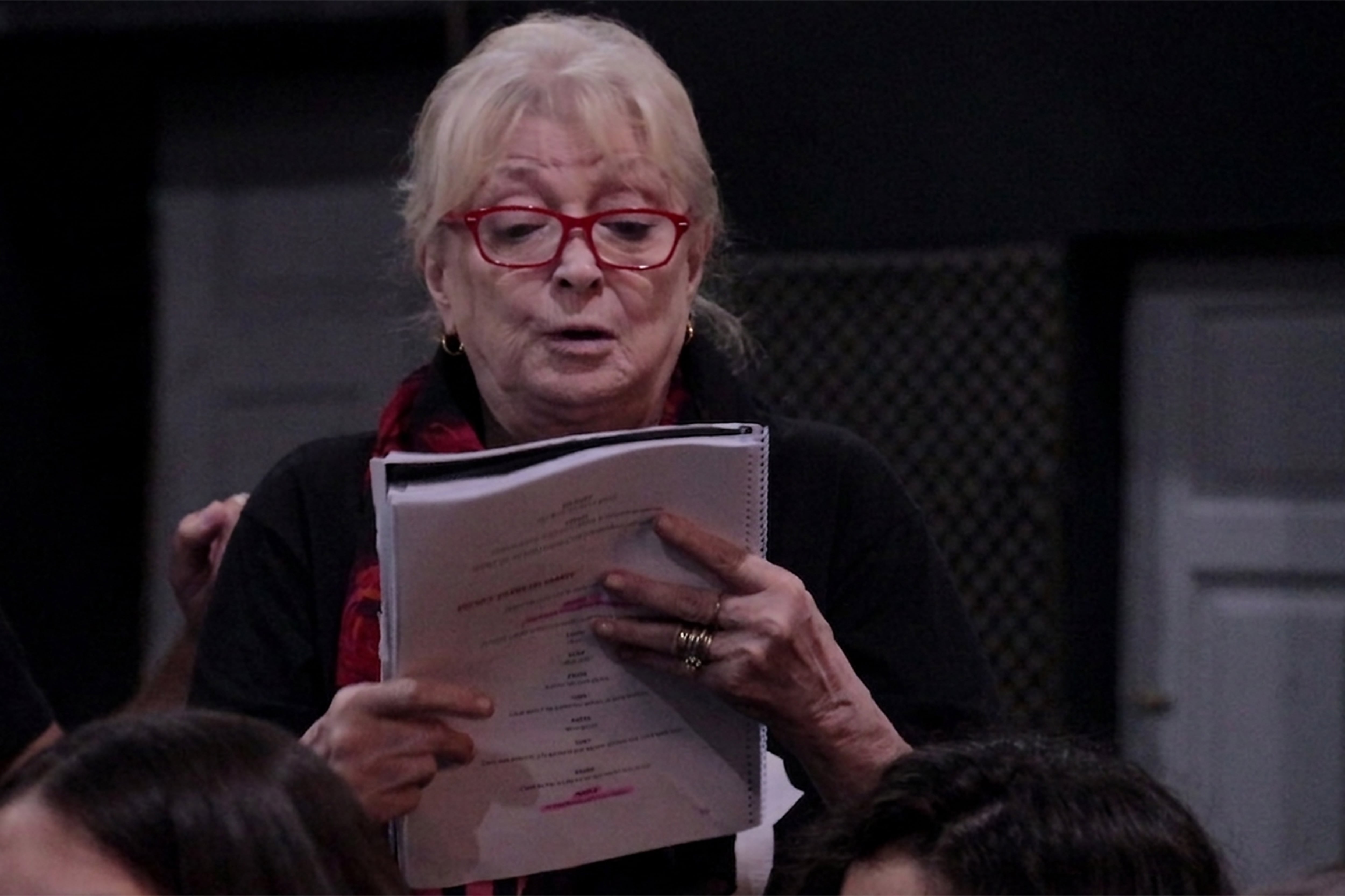 La reconocida actriz y cantante expresa sorpresa y emotividad al presenciar los ensayos con niños. Resalta el ambiente de compañerismo, la energía conmovedora y la profesionalidad que emergen en cada función del elenco teatral