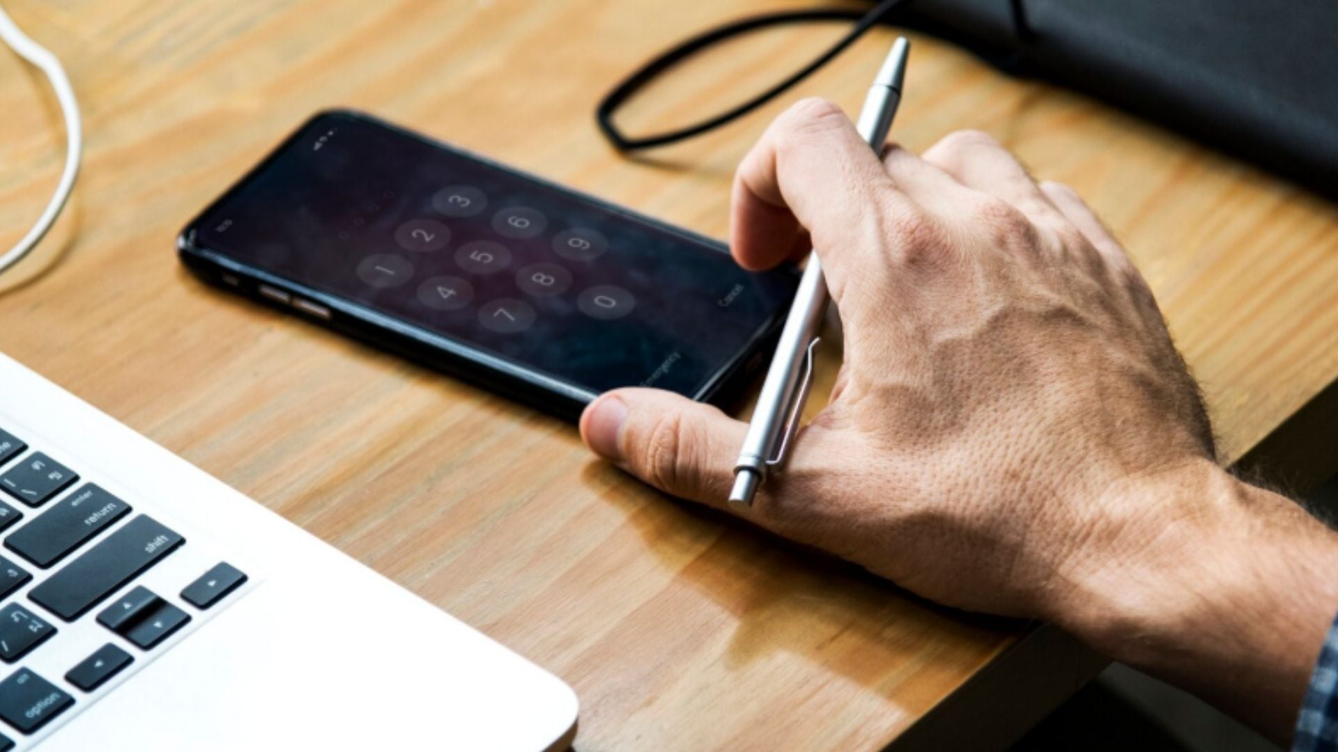 Osiptel monitorea el cumplimiento y notifica a las empresas operadoras para dar de baja las líneas que excedan el límite permitido - Créditos: Freepik.