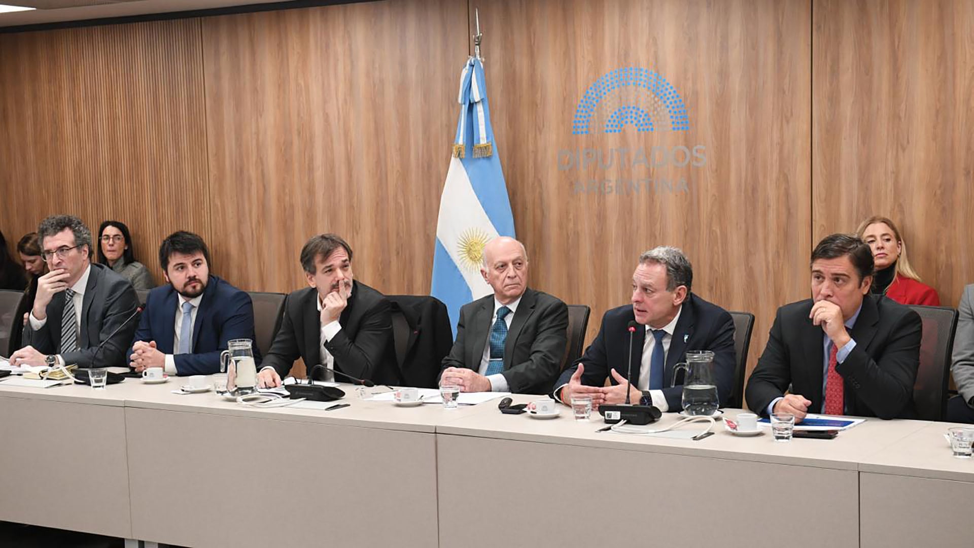 Eduardo Casal asiste a una reunión de legisladores en una sala del Congreso de la Nación Argentina.