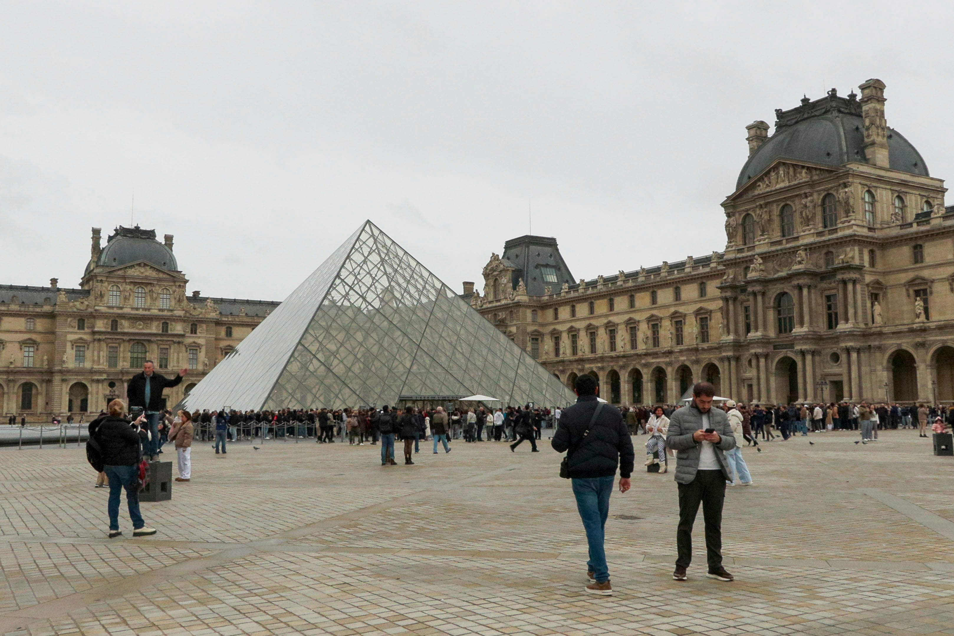 La policía de Francia detuvo a 9 personas por un presunto fraude con entradas del Louvre: habrían generado más de USD 11 millones