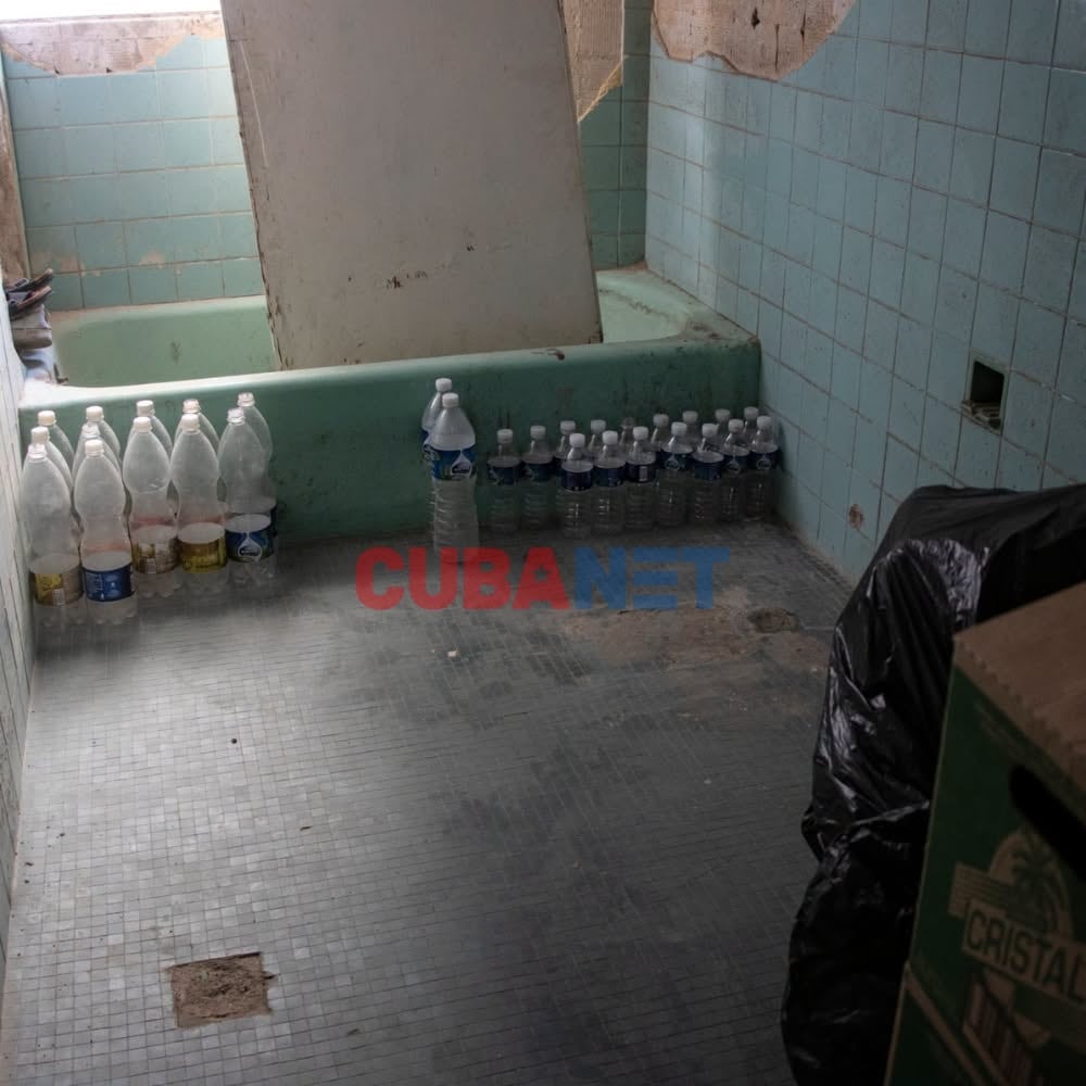 Los ocupantes actuales habitan los espacios del edificio sin un acceso estable a los servicios de agua y electricidad. (Foto cortesía Cuba Net)