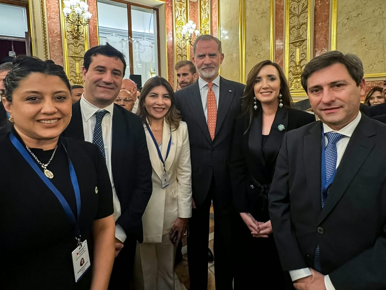 Victoria Villarruel y senadores junto al rey de España, en Madrid