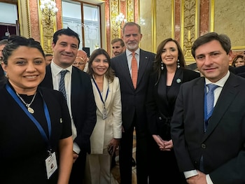 Victoria Villarruel y senadores junto al rey de España
