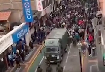 El convoy militar fue rodeado