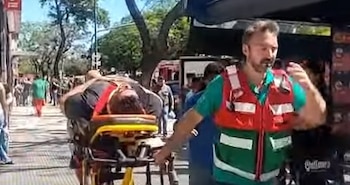 Así trasladaban a los heridos del desplome del ascensor en Monserrat (Captura Tv)