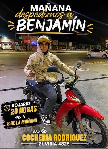 Joven con gorra y sudadera sentado en moto roja frente a establecimiento nocturno. Texto de despedida a Benjamín con horario y dirección