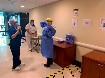 Las chicas trabajan con equipos