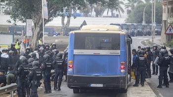 Desalojado en Ceuta un autobús con migrantes después de que uno de los ocupantes usara gas pimienta