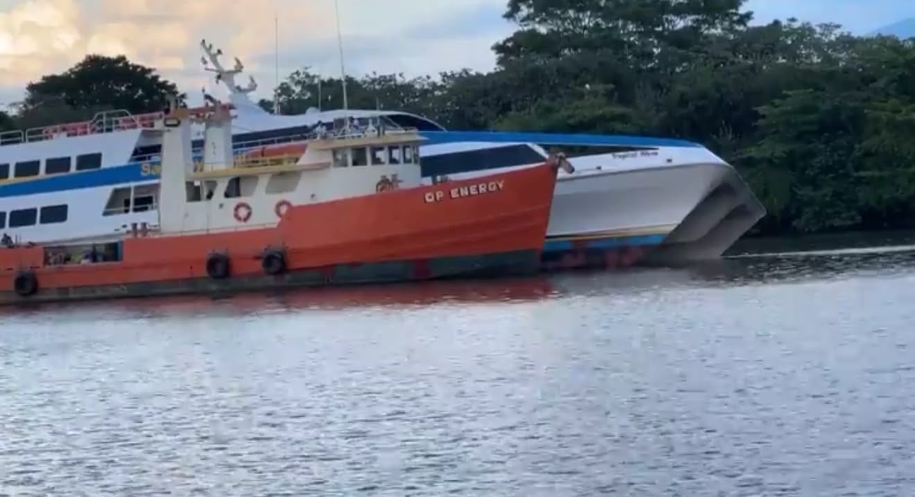 El ferry de Galaxy Wave impactó en la dársena del muelle de cabotaje cuando realizaba su recorrido habitual desde Roatán hacia La Ceiba. (Foto: Cortesía)