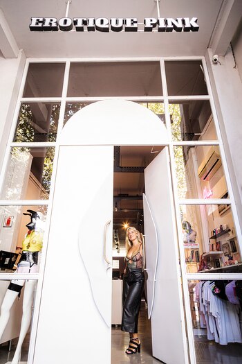 Francesca en la puerta de