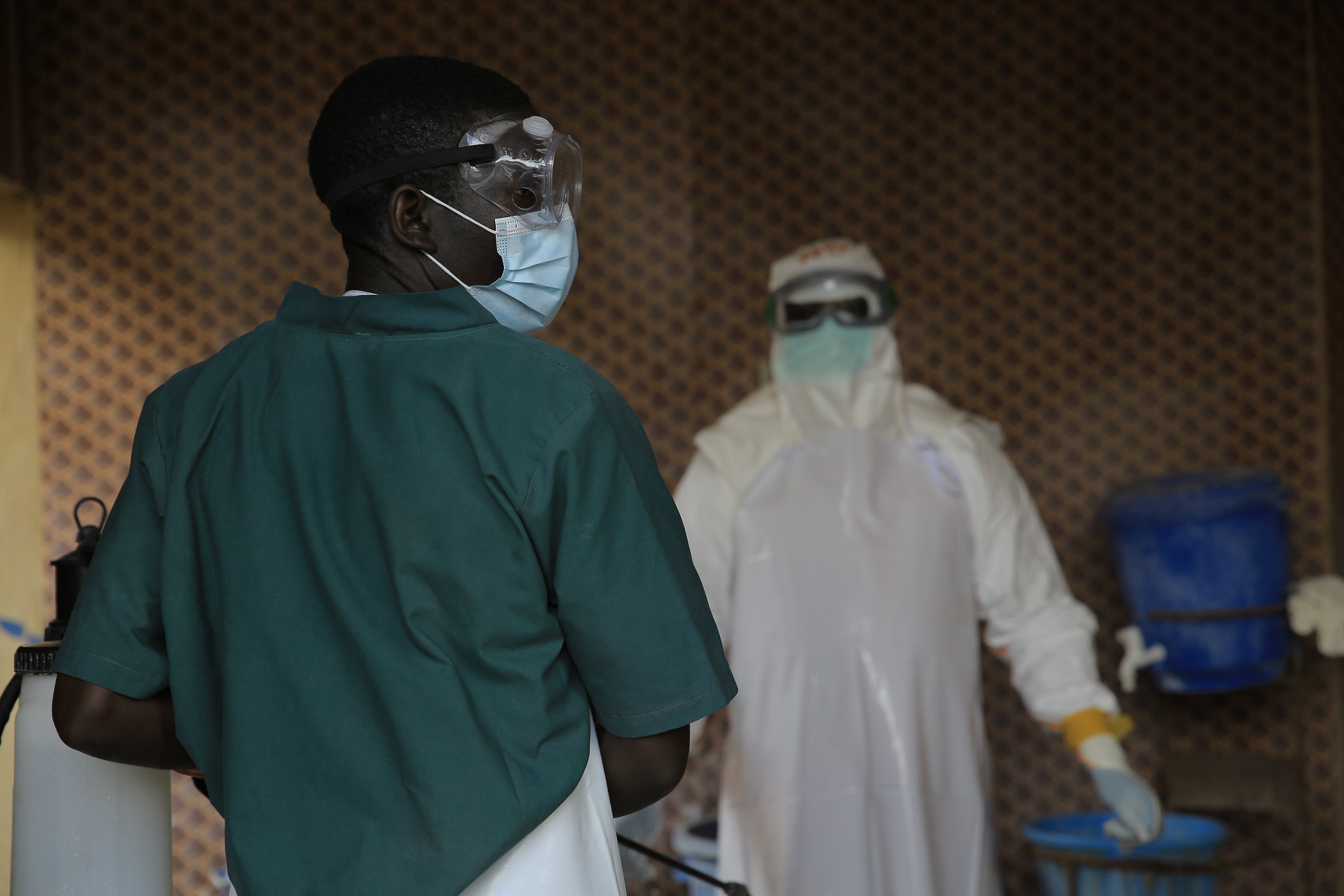 Los Centros Africanos para el Control y la Prevención de Enfermedades confirmaron la muerte de 50 trabajadores de la salud durante la emergencia (AP Foto/Sebastien Kitsa Musayi)
