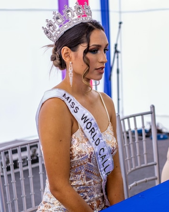 Gianella Paz como Miss World