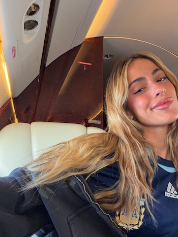 El carrusel de Tini Stoessel incluyó imágenes en Miami, en un jet privado con la camiseta de la Selección Argentina y en distintos momentos de su viaje