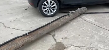 El poste de madera, visiblemente deteriorado, cayó sobre el estacionamiento del complejo Fonavi y el cableado siguió con electricidad activa durante la mañana (Foto: La Capital)