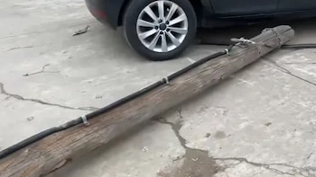 Rosario: trepó a un poste para robar cables, cayó al suelo y terminó internado con múltiples fracturas