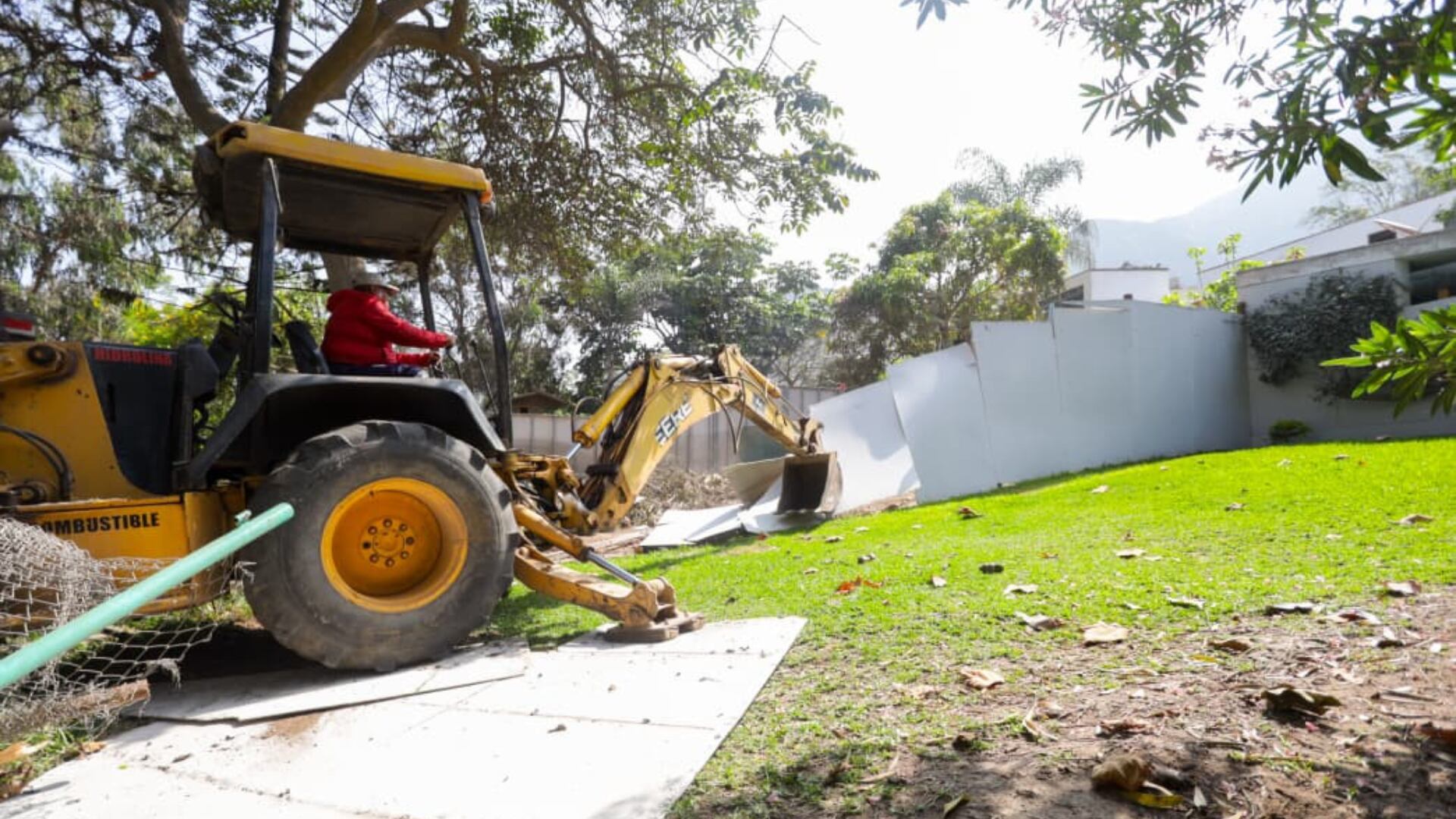 La Municipalización de Surco ejecutó un operativo en Los Álamos de Monterrico para recuperar espacios públicos ocupados por privados.