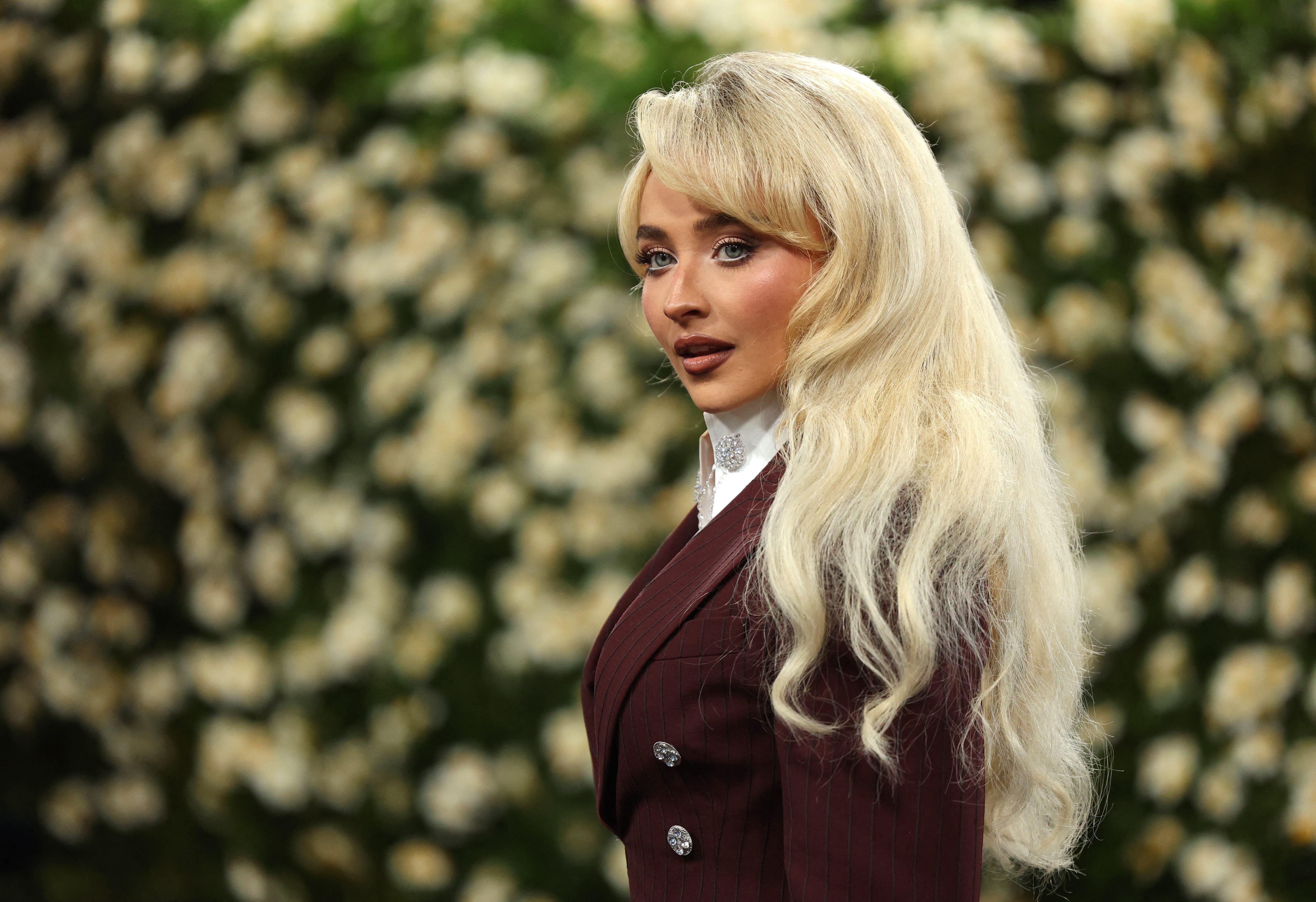 Sabrina Carpenter confiesa sentirse agotada durante la exigente Met Gala 2025 (REUTERS)