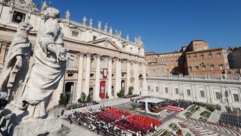 Los purpurados se presentaron uno