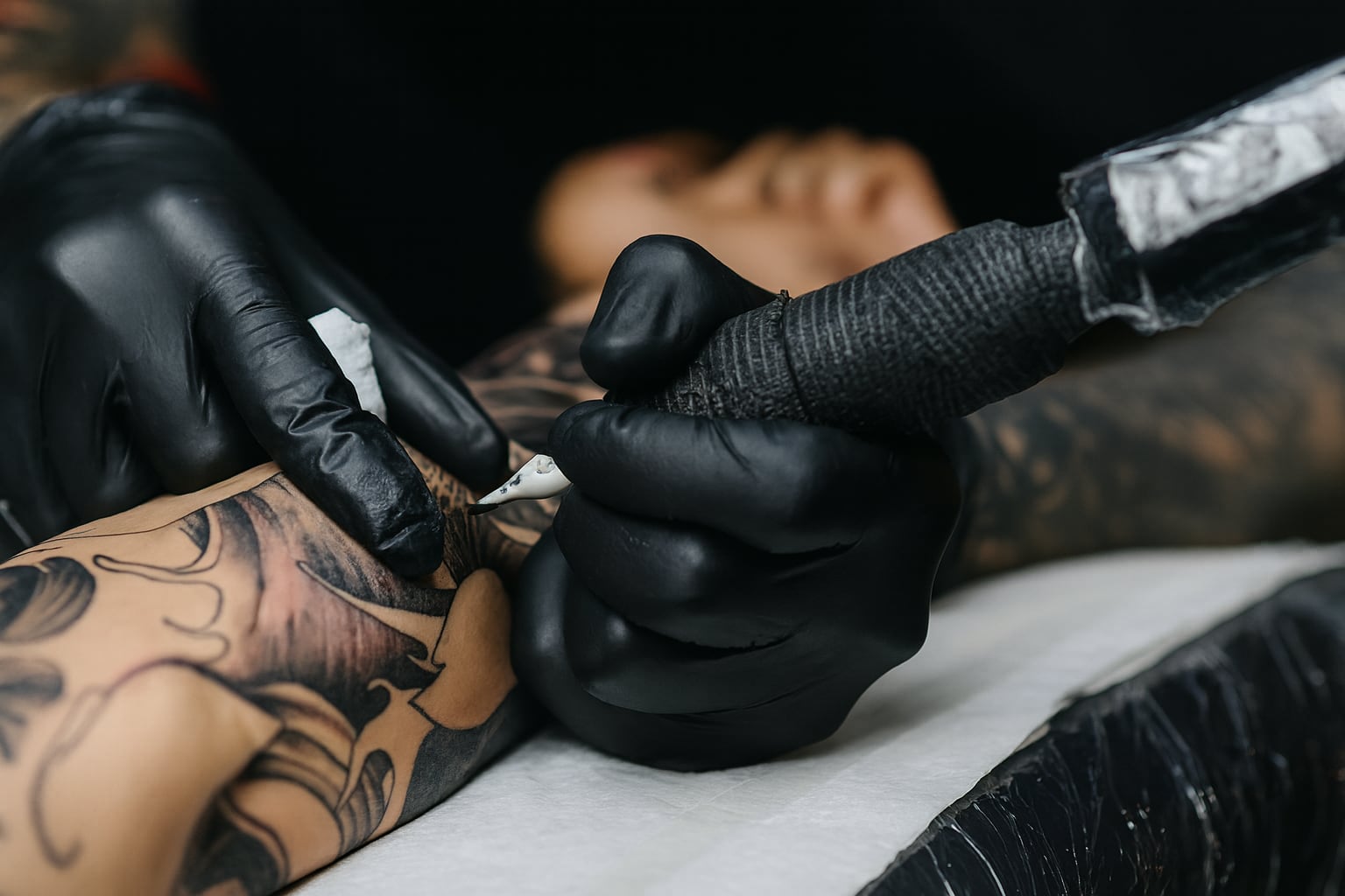 La tinta de tatuaje puede alterar la respuesta inmunitaria, según estudios científicos recientes (Imagen ilustrativa Infobae)