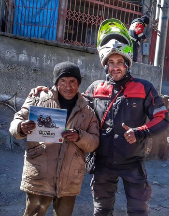 Ricardo junto a uno de