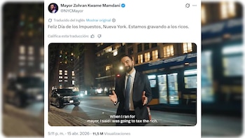 Un hombre con barba y traje sonríe y gesticula en un anuncio. Una calle urbana nocturna. Texto: 'When I ran for mayor, I said I was going to tax the rich'