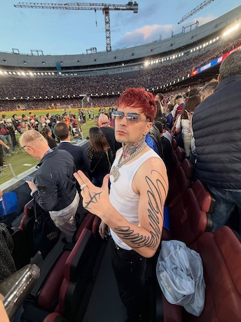 El artista argentino fue invitado VIP en la coronación del FC Barcelona como campeón tras vencer al Real Madrid 2-0