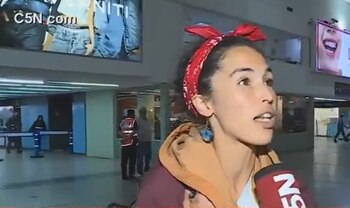 Una española es entrevistada en